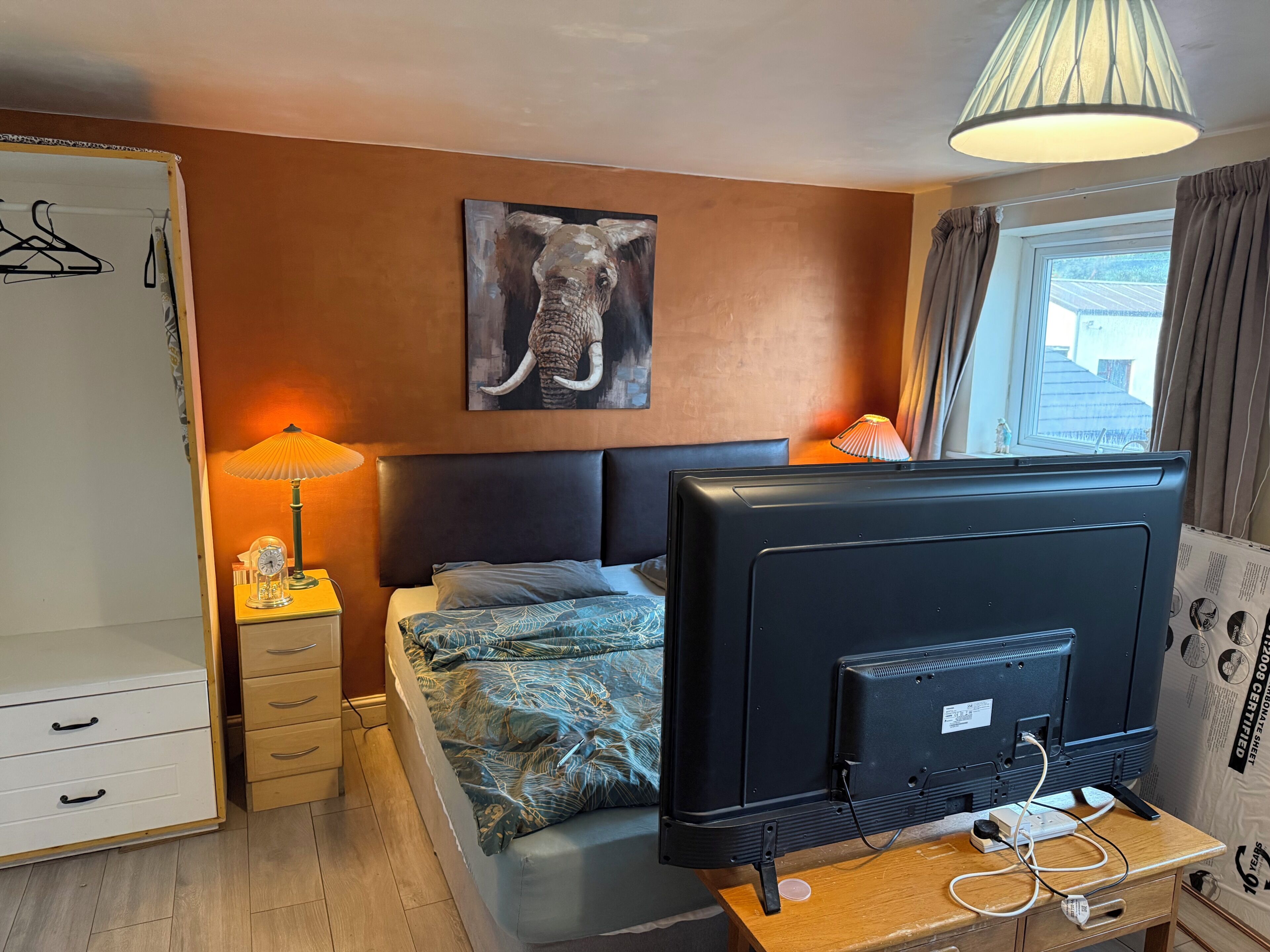 Habitación doble superior, vista al jardín | Escritorio y espacio para trabajar con laptop 