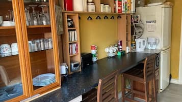 Privékeuken | Een koelkast, een magnetron