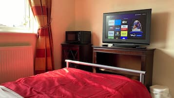 Standaard tweepersoonskamer, uitzicht op stad | Een bureau, een strijkplank/strijkijzer, gratis wifi, beddengoed