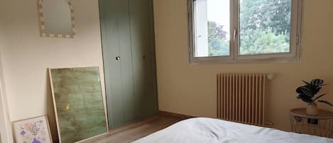 5 bedrooms, desk, iron/ironing board, free WiFi