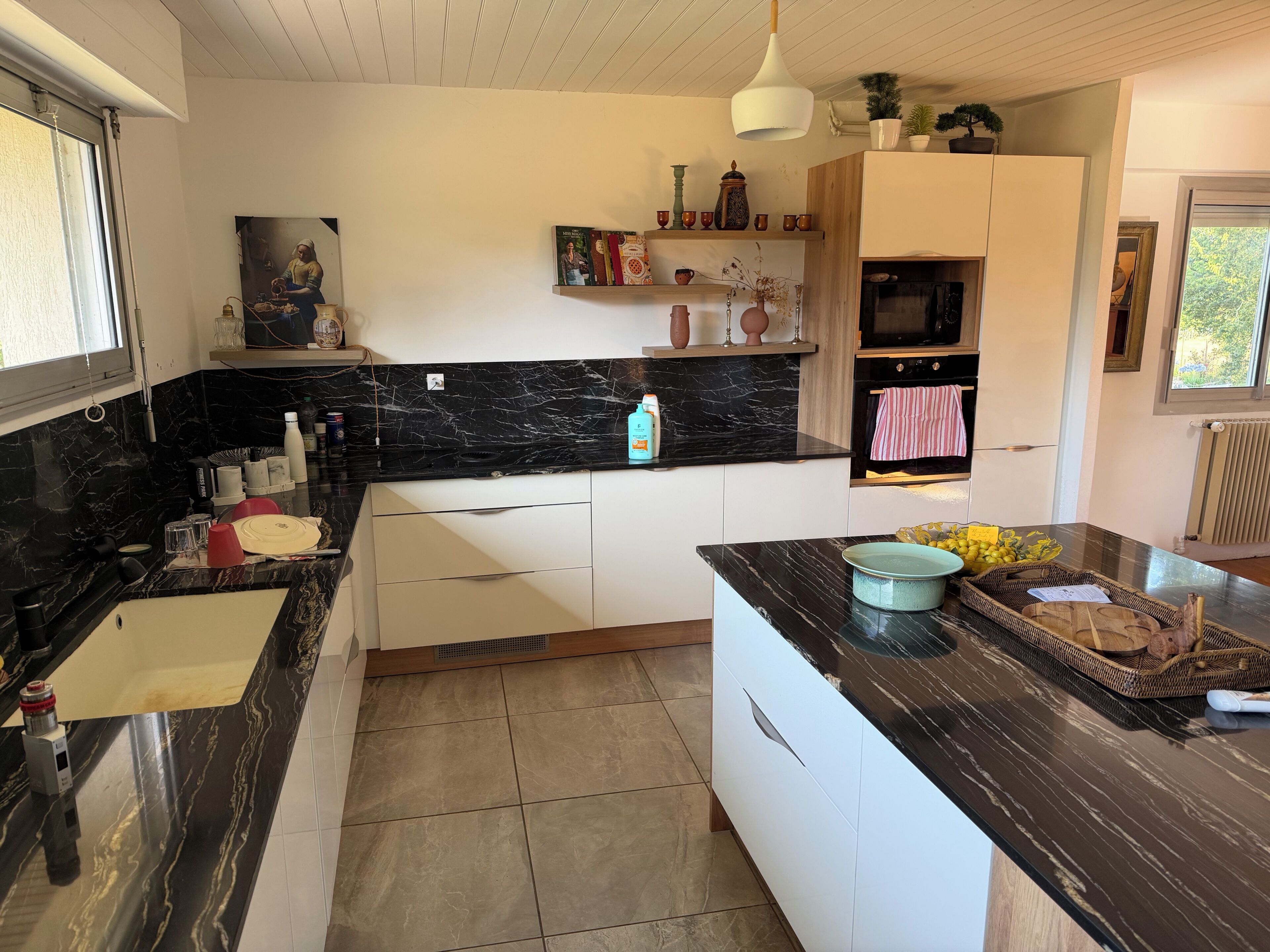 Kaffe- och tebryggare, kylskåp, mikrovågsugn och ugn