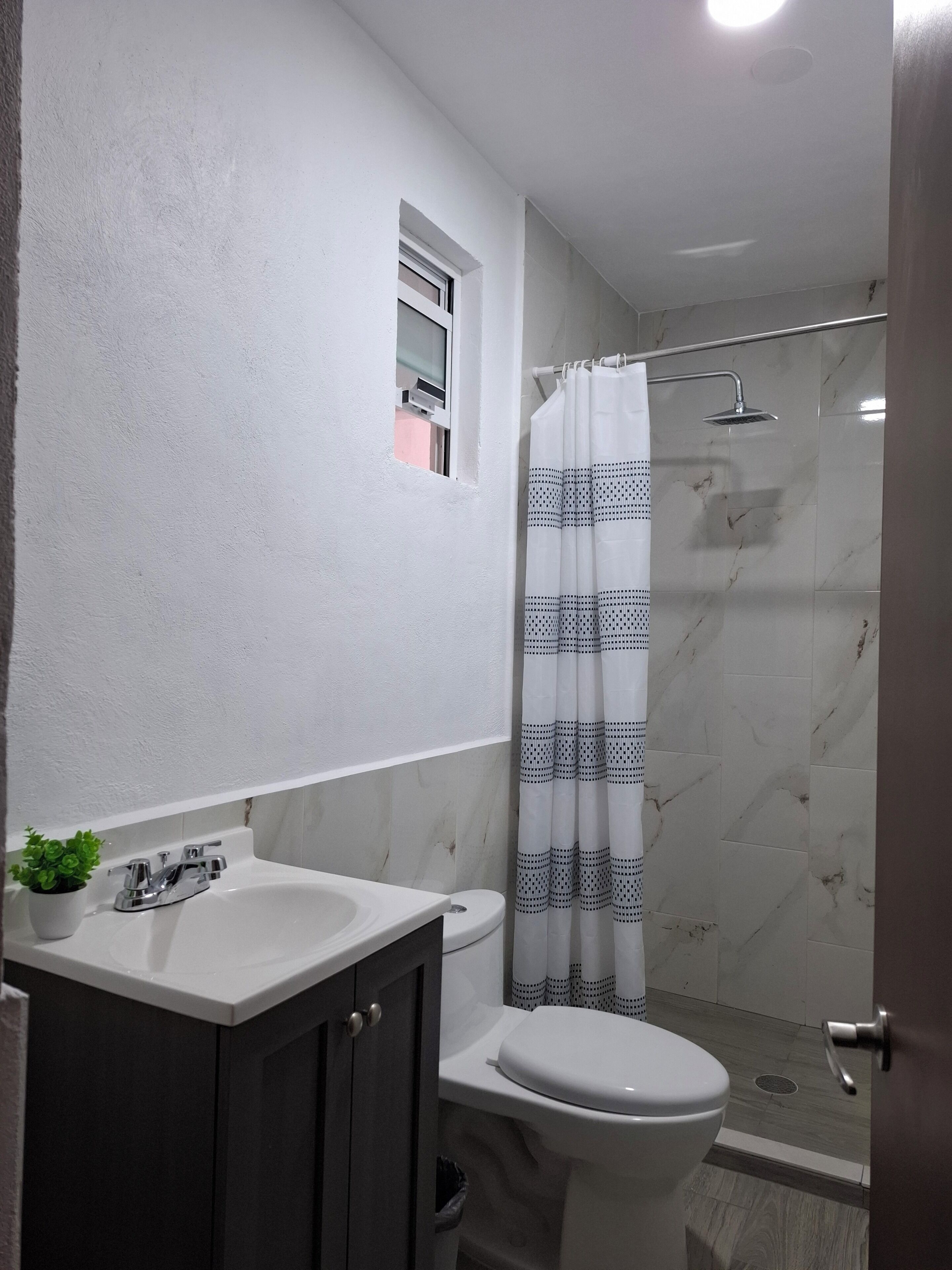 Badewanne, Handtücher, Seife, Shampoo