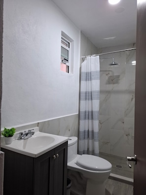 Bathtub, towels, soap, shampoo - Hospedaje familiar Los Arcos (EL TEPHÉ)