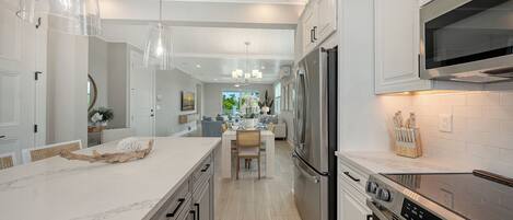 Deluxe House, Canal View | Private kitchen