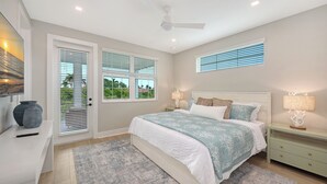 Casa luxo, vista para o canal | Roupas de cama premium, Wi-Fi de cortesia, individualmente decorados