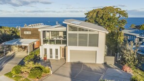 A modern two-story house with a garage, a covered patio, and a view of the sea. - Belle Mer - Bega Street 4 Tathra (Tathra)