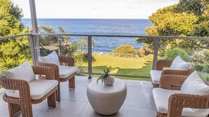 A balcony with wicker furniture and a view of the sea. - Belle Mer - Bega Street 4 Tathra (Tathra)