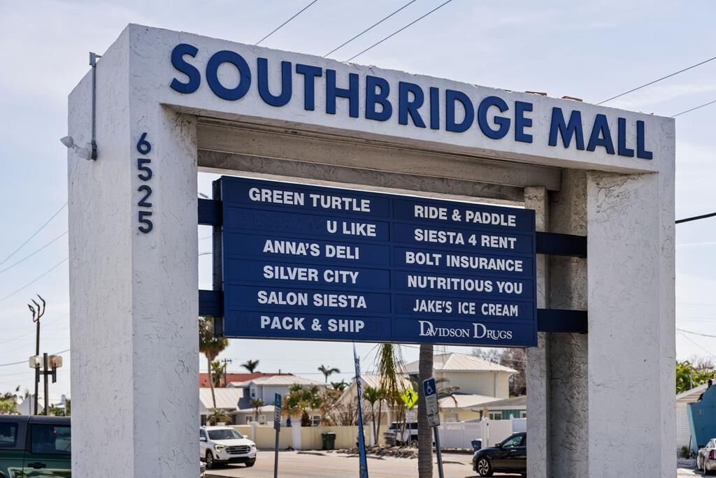 Een bord voor Southbridge Mall met een overzicht van verschillende winkels en diensten.