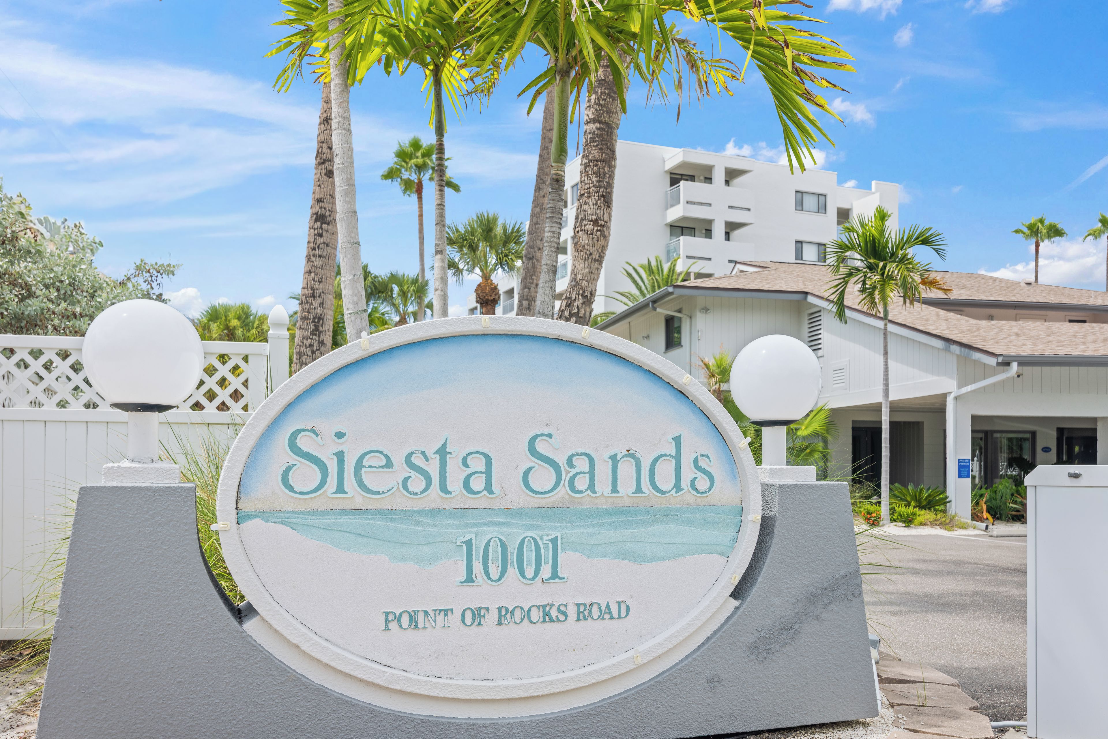 Placa de Siesta Sands indicando o endereço como 1001 Point of Rocks Road.
