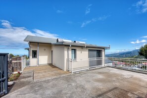 A building with a flat roof, a balcony, and a view of the mountains. - Ti Kaz Komela - Vue montagnes - Terrasse (Le Tampon)