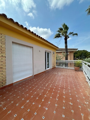 Terrace/patio - Villa with a Pool, 15 Minutes from Valencia (VC)