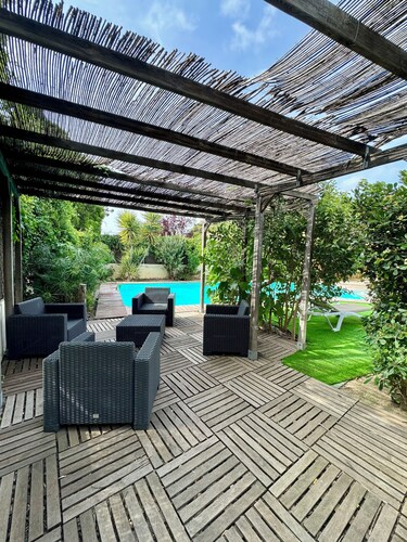 Villa with a Pool, 15 Minutes from Valencia