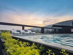 A rooftop pool with lounge chairs and a cityscape view. - New Suite with Panoramic Views and a Rooftop Pool (San Salvador)