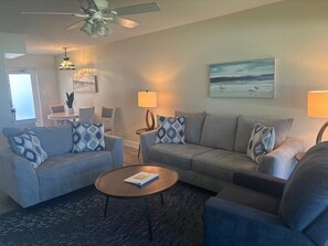 Living area - Gulf-front 2BR, 1BA Siesta Key condo with king bed and gulf views. (Siesta Key)