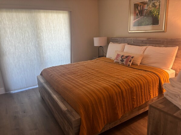 Room - Gulf-front 2BR, 1BA Siesta Key condo with king bed and gulf views. (Siesta Key)