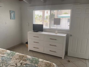 Iron/ironing board, WiFi (free), bed sheets - SR-10 Gulf Front 1bed/1bath (Siesta Key)