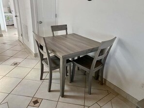 Dining - SR-10 Gulf Front 1bed/1bath (Siesta Key)