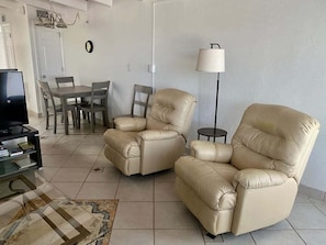 Living area - SR-10 Gulf Front 1bed/1bath (Siesta Key)