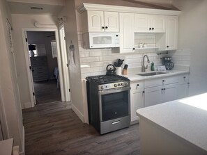 Private kitchen - SR-25 Comfortable 1/1 Sleeps 6 (Siesta Key)