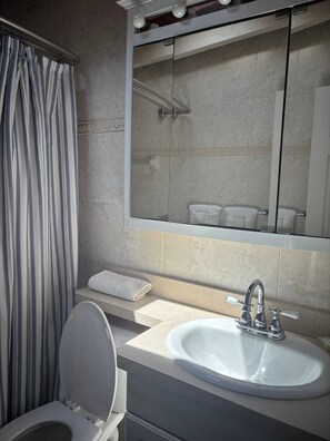 Bathroom - SR-25 Comfortable 1/1 Sleeps 6 (Siesta Key)