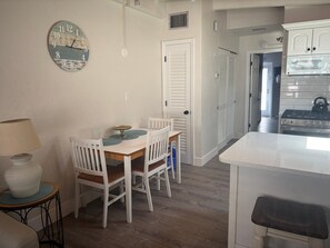 Dining - SR-25 Comfortable 1/1 Sleeps 6 (Siesta Key)