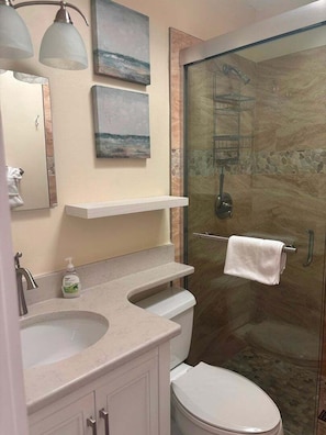 Shower, hair dryer, towels - SR-36 -Cozy 1BR Siesta Key condo with king bed and sleep sofa. (Siesta Key)