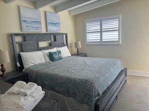 Iron/ironing board, free WiFi, bed sheets - SR-36 -Cozy 1BR Siesta Key condo with king bed and sleep sofa. (Siesta Key)