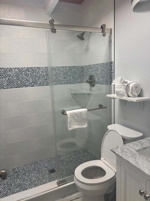Dusj, hårføner og håndklær