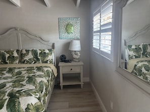 1 bedroom, iron/ironing board, free WiFi, bed sheets - SR-38 -1BR Siesta Key condo with king bed and sleeper sofa, courtyard view. (Siesta Key)