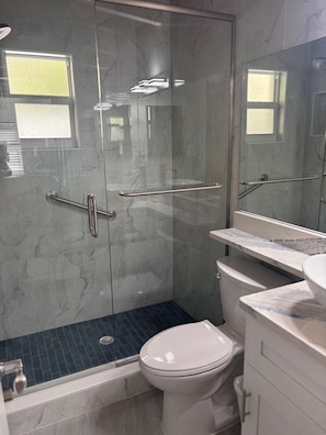 Douche, séchoir à cheveux, serviettes fournies