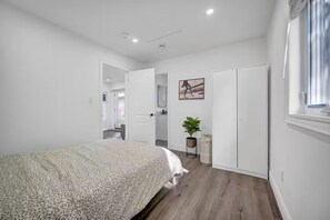 Tabla de planchar con plancha, wifi y ropa de cama 