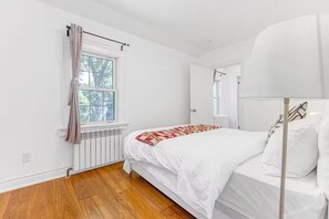 Tabla de planchar con plancha, wifi y ropa de cama 