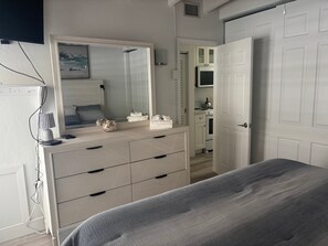 Tabla de planchar con plancha, wifi gratis y ropa de cama 