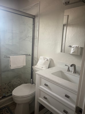 Shower, hair dryer, towels - Cozy 1BR Siesta Key apartment for 2 with courtyard views. (Siesta Key)