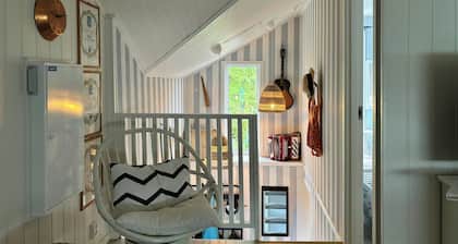 Restored 1950s cabin five metres from the shore