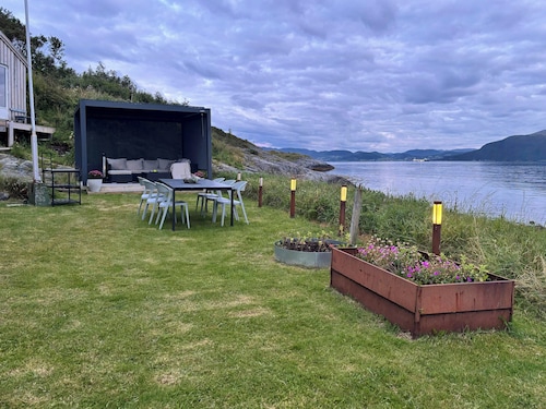 Restored 1950s cabin five metres from the shore