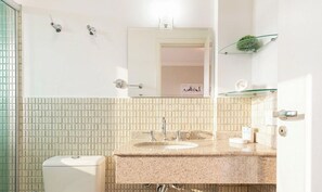 Bathroom - Apt in Condo w/ BBQ in Capivari Lvr0017 (Campos do Jordão)