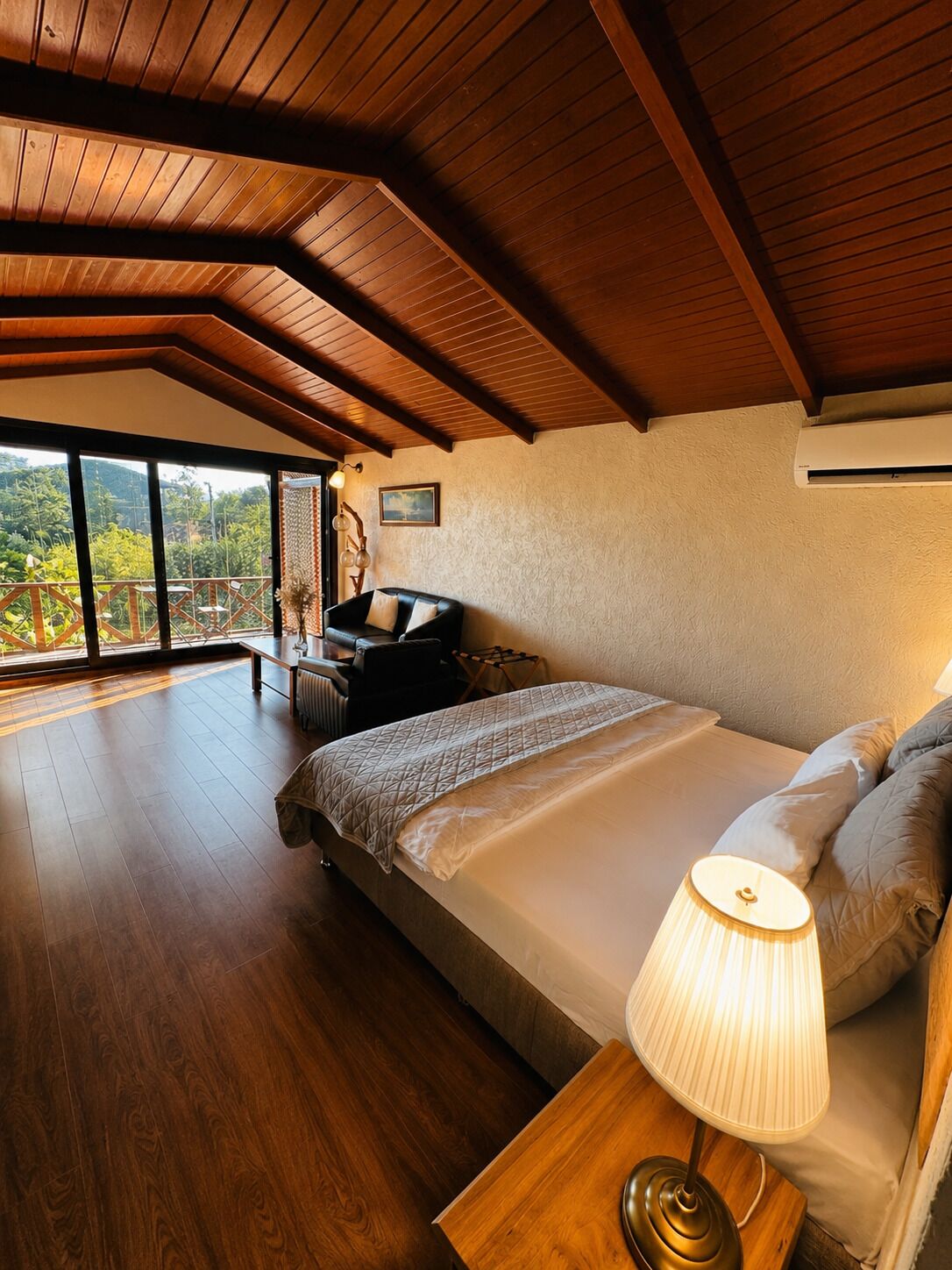 Luxury Bungalow, River View | Laptop workspace, WiFi (free)