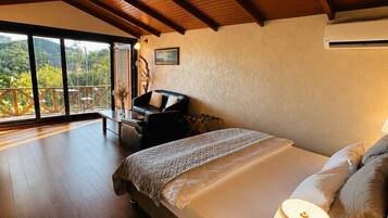 Luxury Bungalow, River View | Laptop workspace, WiFi (free)