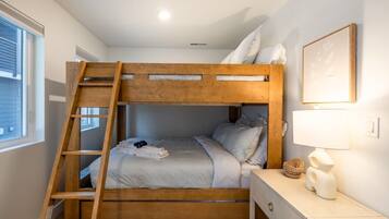 3 bedrooms, desk, iron/ironing board, WiFi
