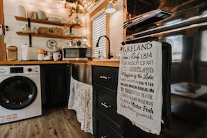 Private kitchen - Peaceful 2-bedroom Tiny House with private parking lot in charming Lakeland (Lakeland)