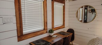 Peaceful 2-bedroom Tiny House with private parking lot in charming Lakeland