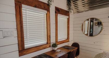 Peaceful 2-bedroom Tiny House with private parking lot in charming Lakeland