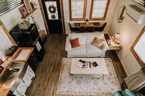 Smart TV - Peaceful 2-bedroom Tiny House with private parking lot in charming Lakeland (Lakeland)