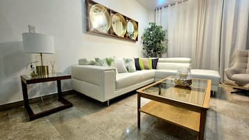Comfort Condo, Pool View | Living area