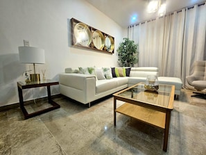 Condo conforto, vista para a piscina | Área de estar
