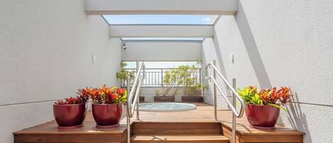 Outdoor spa tub
