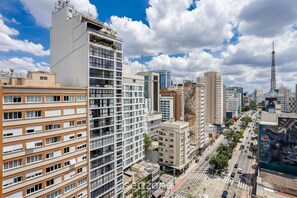 Eine Skyline mit hohen Wolkenkratzern, einer belebten Straße und einem markanten Turm.