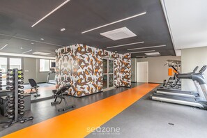 A gym with treadmills, weight machines, and a mirrored wall. - Modern Apartment 250m From Paulista Metro Nxo0603 (São Paulo)