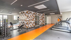 A gym with treadmills, weight machines, and a mirrored wall. - Modern Apartment 250m From Paulista Metro Nxo0404 (São Paulo)